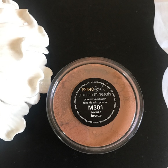 Avon Other - Avon Foundation Bronze Smooth Minerals Powder
